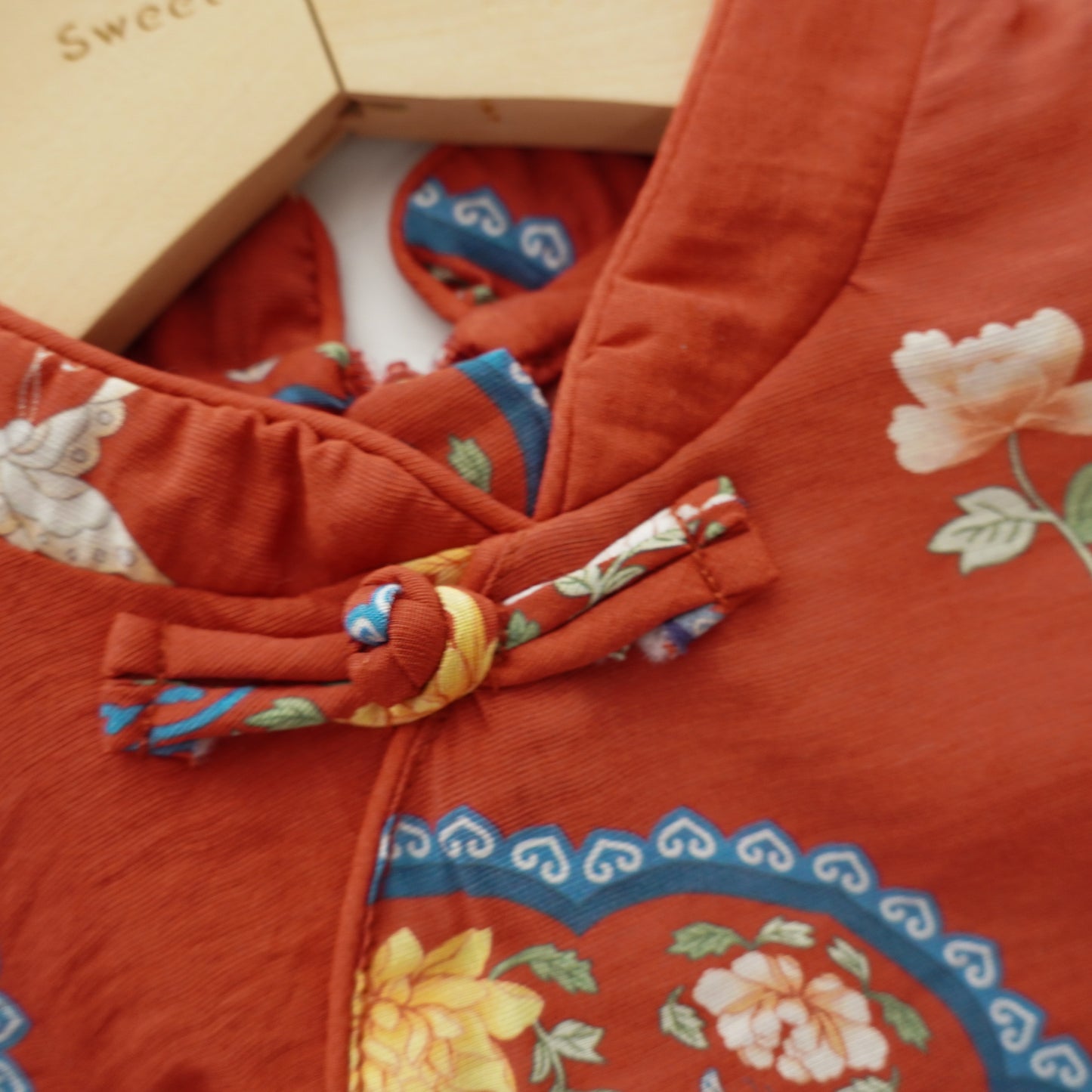 Traditional Chinese Girl Sister Matching