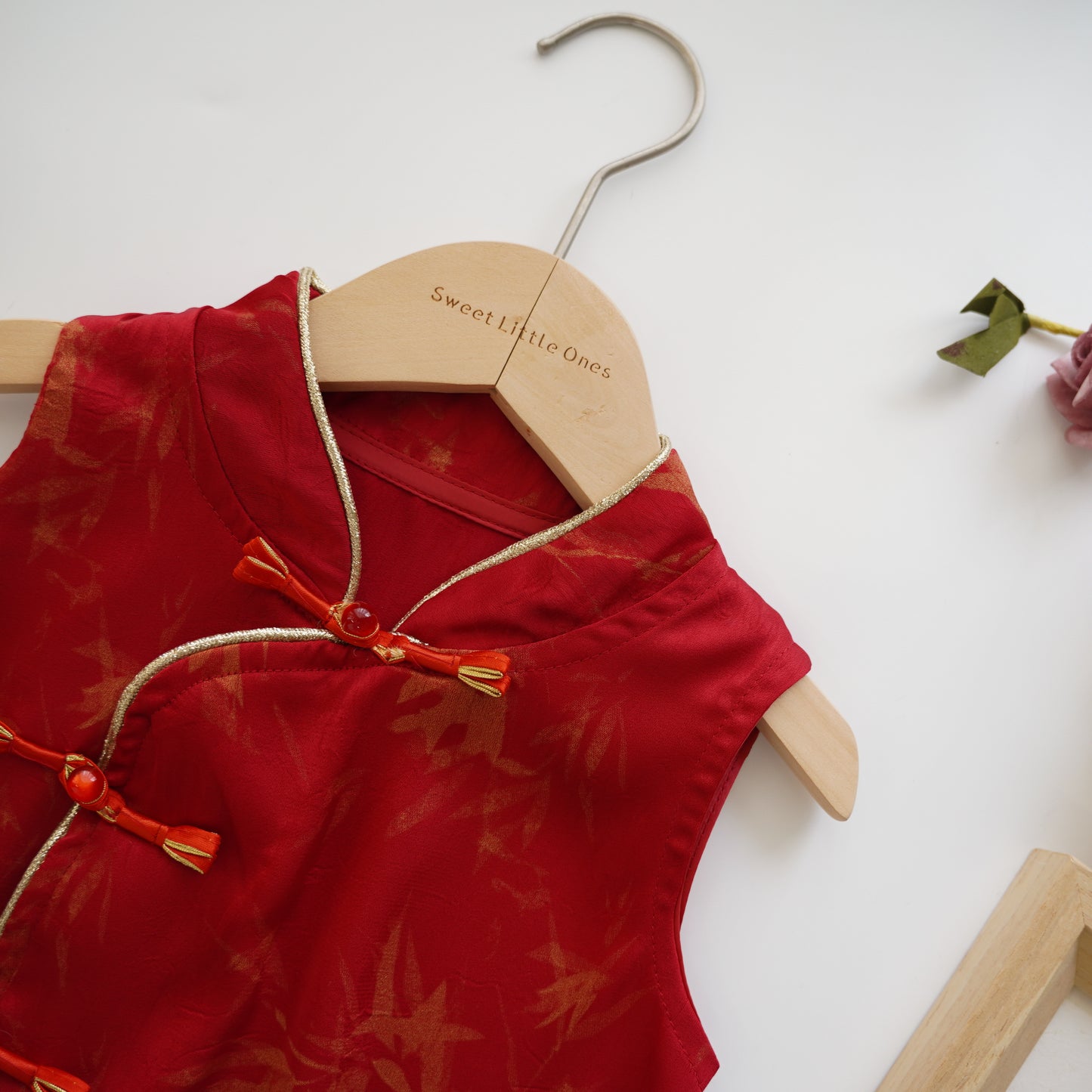 Design Chinese Red Cheongsam Set